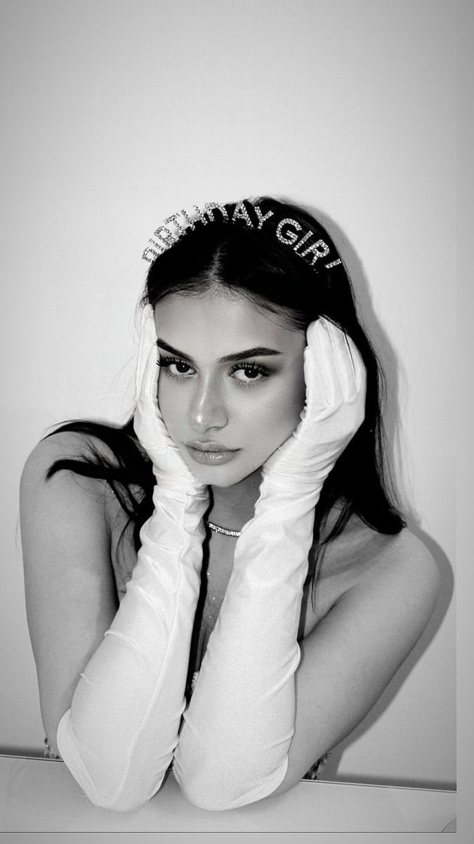 Naomi — retrato en blanco y negro